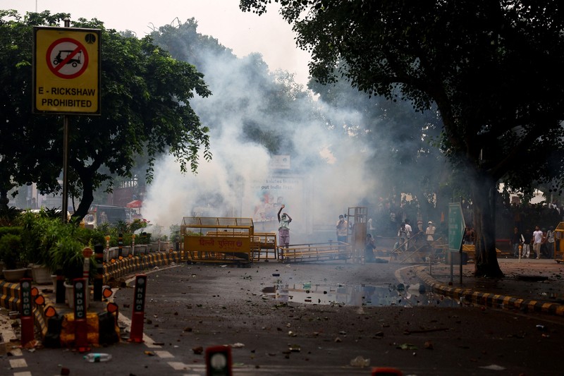 Ricuh pendukung partai kecoa saat demonstrasi menuntut pengunduran diri Menteri Pendidikan Dharmendra Pradhan karena kebocoran kertas ujian, dekat Jantar Mantar, New Delhi, India, Senin (20/7/2026). (REUTERS/Adnan Abidi)