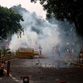 Ricuh pendukung partai kecoa saat demonstrasi menuntut pengunduran diri Menteri Pendidikan Dharmendra Pradhan karena kebocoran kertas ujian, dekat Jantar Mantar, New Delhi, India, Senin (20/7/2026). (REUTERS/Anushree Fadnavis)