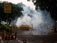 Ricuh pendukung partai kecoa saat demonstrasi menuntut pengunduran diri Menteri Pendidikan Dharmendra Pradhan karena kebocoran kertas ujian, dekat Jantar Mantar, New Delhi, India, Senin (20/7/2026). (REUTERS/Anushree Fadnavis)