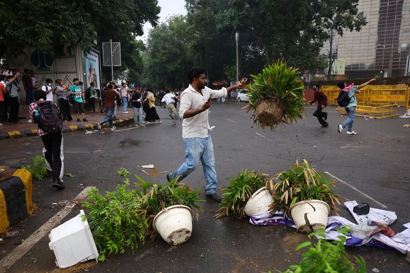 Ricuh pendukung partai kecoa saat demonstrasi menuntut pengunduran diri Menteri Pendidikan Dharmendra Pradhan karena kebocoran kertas ujian, dekat Jantar Mantar, New Delhi, India, Senin (20/7/2026). (REUTERS/Adnan Abidi)