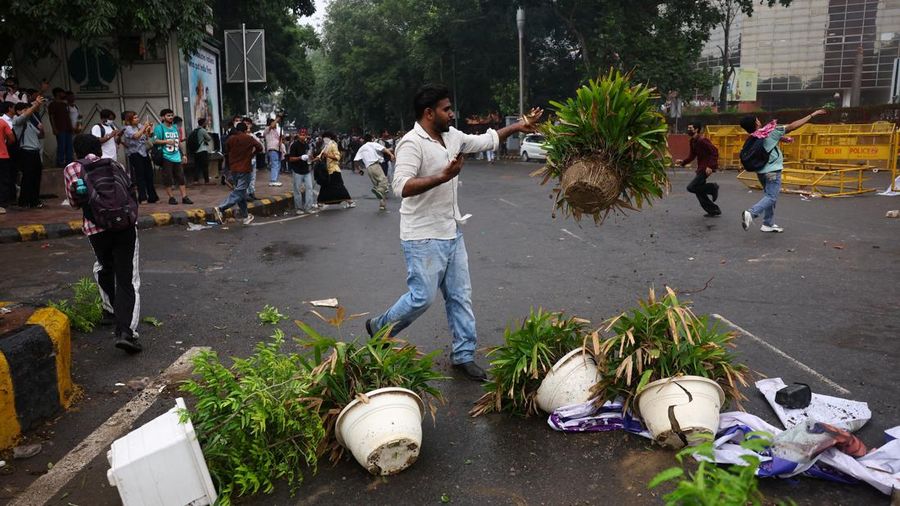 Ricuh pendukung partai kecoa saat demonstrasi menuntut pengunduran diri Menteri Pendidikan Dharmendra Pradhan karena kebocoran kertas ujian, dekat Jantar Mantar, New Delhi, India, Senin (20/7/2026). (REUTERS/Anushree Fadnavis)