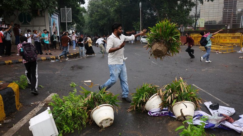 Ricuh pendukung partai kecoa saat demonstrasi menuntut pengunduran diri Menteri Pendidikan Dharmendra Pradhan karena kebocoran kertas ujian, dekat Jantar Mantar, New Delhi, India, Senin (20/7/2026). (REUTERS/Anushree Fadnavis)