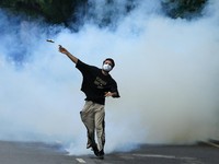 Ricuh pendukung partai kecoa saat demonstrasi menuntut pengunduran diri Menteri Pendidikan Dharmendra Pradhan karena kebocoran kertas ujian, dekat Jantar Mantar, New Delhi, India, Senin (20/7/2026). (REUTERS/Adnan Abidi)