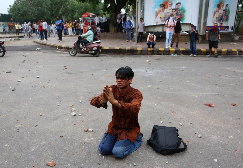 Ricuh pendukung partai kecoa saat demonstrasi menuntut pengunduran diri Menteri Pendidikan Dharmendra Pradhan karena kebocoran kertas ujian, dekat Jantar Mantar, New Delhi, India, Senin (20/7/2026). (REUTERS/Adnan Abidi)