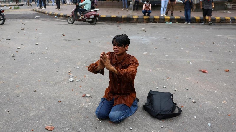 Ricuh pendukung partai kecoa saat demonstrasi menuntut pengunduran diri Menteri Pendidikan Dharmendra Pradhan karena kebocoran kertas ujian, dekat Jantar Mantar, New Delhi, India, Senin (20/7/2026). (REUTERS/Anushree Fadnavis)
