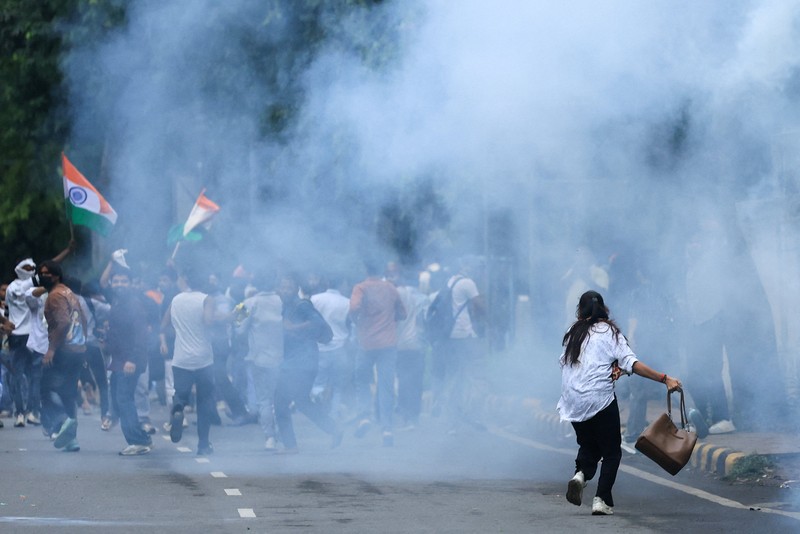 Ricuh pendukung partai kecoa saat demonstrasi menuntut pengunduran diri Menteri Pendidikan Dharmendra Pradhan karena kebocoran kertas ujian, dekat Jantar Mantar, New Delhi, India, Senin (20/7/2026). (REUTERS/Adnan Abidi)