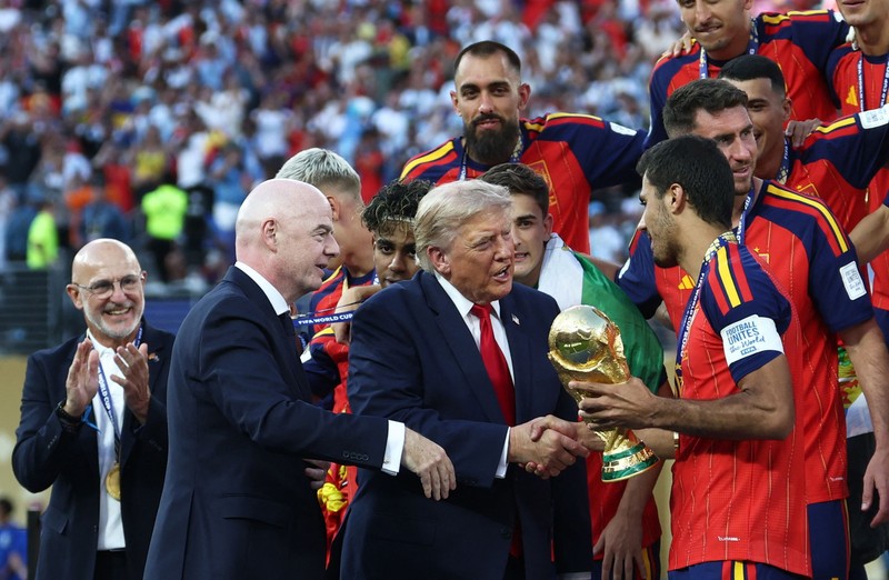Presiden FIFA Gianni Infantino dan Presiden AS Donald Trump bersama trofi Piala Dunia FIFA saat seremoni penyerahan penghargaan usai final Piala Dunia 2026 antara Spanyol dan Argentina di New York/New Jersey Stadium, East Rutherford, New Jersey, Amerika Serikat, Minggu (19/7/2026). (REUTERS/Kai Pfaffenbach)