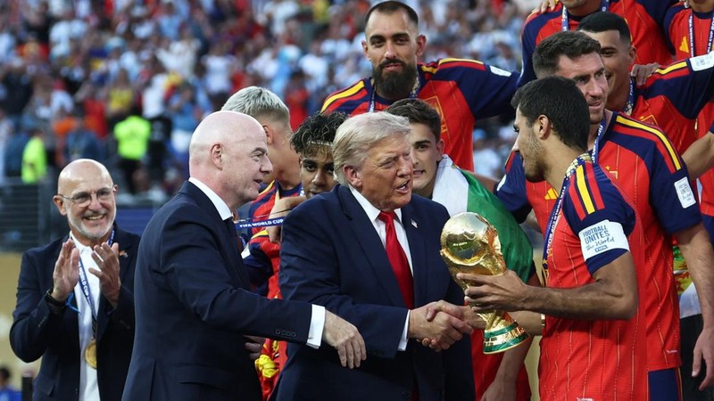 Rodri menerima trofi Piala Dunia FIFA 2026 dari Presiden FIFA Gianni Infantino dan Presiden AS Donald Trump setelah Spanyol memastikan gelar juara dunia di New York/New Jersey Stadium, East Rutherford, New Jersey, Amerika Serikat, Minggu (19/7/2026).