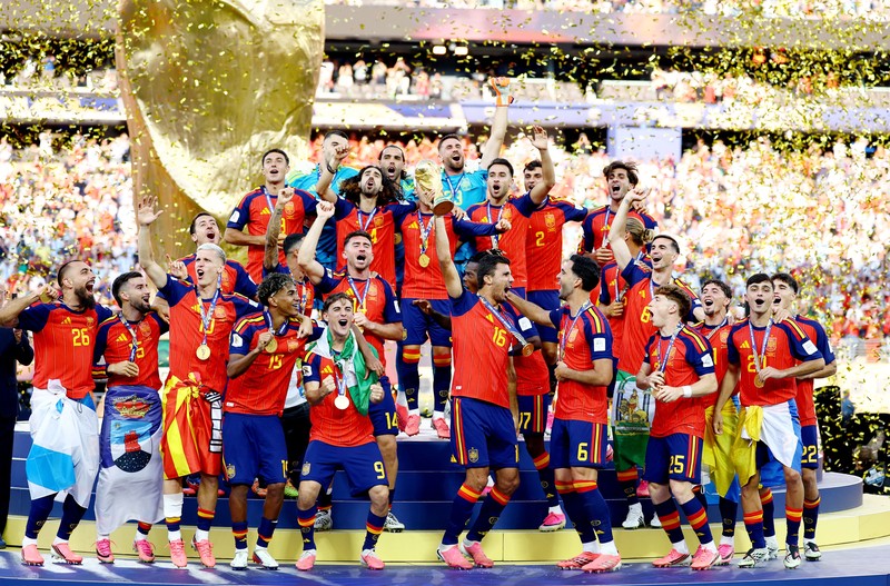 Rodri mengangkat trofi Piala Dunia FIFA 2026 bersama rekan-rekan setimnya usai membawa Spanyol menjadi juara dunia setelah mengalahkan Argentina di New York/New Jersey Stadium, East Rutherford, New Jersey, Amerika Serikat, Minggu (19/7/2026). (REUTERS/Kai Pfaffenbach)