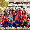 Rodri mengangkat trofi Piala Dunia FIFA 2026 bersama rekan-rekan setimnya usai membawa Spanyol menjadi juara dunia setelah mengalahkan Argentina di New York/New Jersey Stadium, East Rutherford, New Jersey, Amerika Serikat, Minggu (19/7/2026). (REUTER