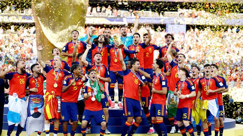 Rodri mengangkat trofi Piala Dunia FIFA 2026 bersama rekan-rekan setimnya usai membawa Spanyol menjadi juara dunia setelah mengalahkan Argentina di New York/New Jersey Stadium, East Rutherford, New Jersey, Amerika Serikat, Minggu (19/7/2026). (REUTER