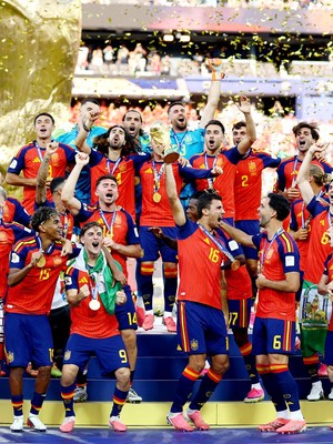 Rodri mengangkat trofi Piala Dunia FIFA 2026 bersama rekan-rekan setimnya usai membawa Spanyol menjadi juara dunia setelah mengalahkan Argentina di New York/New Jersey Stadium, East Rutherford, New Jersey, Amerika Serikat, Minggu (19/7/2026). (REUTER