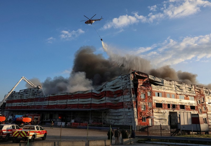 Sebuah ledakan menerangi langit di atas kota selama serangan rudal dan pesawat tak berawak Rusia, di tengah serangan Rusia terhadap Ukraina, di Kyiv, Ukraina, 19 Juli 2026. (REUTERS/Gleb Garanich)