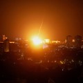 Sebuah ledakan menerangi langit di atas kota selama serangan rudal dan pesawat tak berawak Rusia, di tengah serangan Rusia terhadap Ukraina, di Kyiv, Ukraina, 19 Juli 2026. (REUTERS/Gleb Garanich)