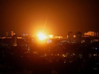 Sebuah ledakan menerangi langit di atas kota selama serangan rudal dan pesawat tak berawak Rusia, di tengah serangan Rusia terhadap Ukraina, di Kyiv, Ukraina, 19 Juli 2026. (REUTERS/Gleb Garanich)