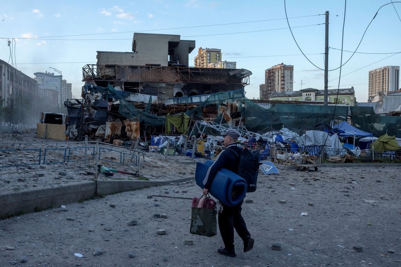 Sebuah ledakan menerangi langit di atas kota selama serangan rudal dan pesawat tak berawak Rusia, di tengah serangan Rusia terhadap Ukraina, di Kyiv, Ukraina, 19 Juli 2026. (REUTERS/Gleb Garanich)