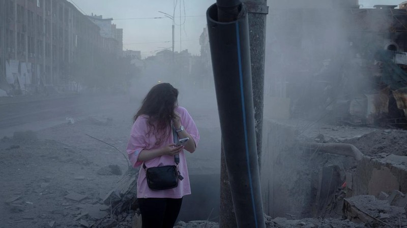 Seorang wanita berdiri di tengah reruntuhan setelah serangan rudal Rusia sepanjang malam, di tengah serangan Rusia terhadap Ukraina, di Kyiv, Ukraina, 19 Juli 2026.