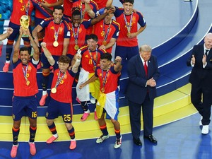 Video Trump Gak Mau Turun dari Podium Saat Spanyol Angkat Trofi Piala Dunia