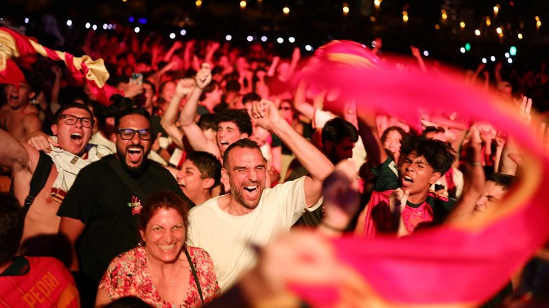 Suporter merayakan keberhasilan Spanyol menjuarai Piala Dunia FIFA 2026 setelah mengalahkan Argentina pada laga final di Barcelona, Spanyol, Minggu (19/7/2026).