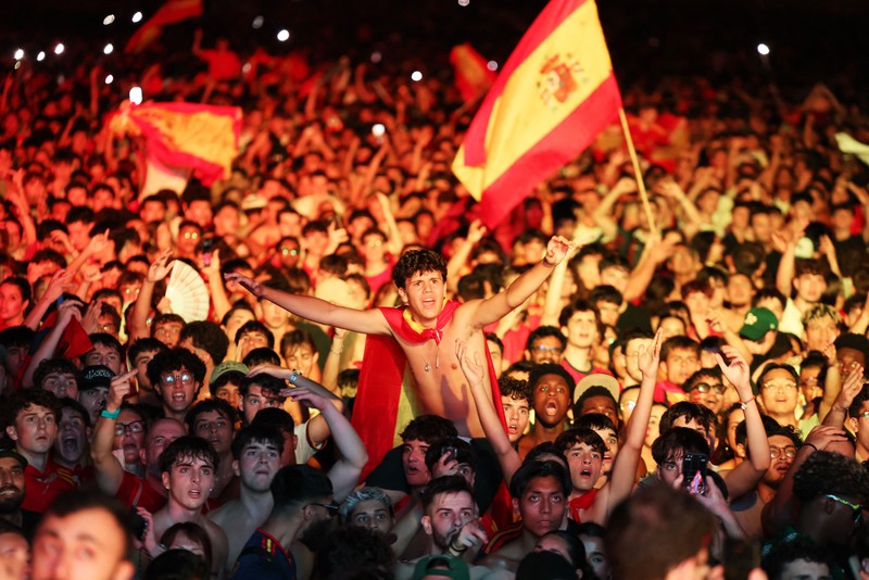 Suporter merayakan kemenangan Spanyol atas Argentina pada final Piala Dunia FIFA 2026 di Barcelona, Spanyol, Minggu (19/7/2026). (REUTERS/Nacho Doce)