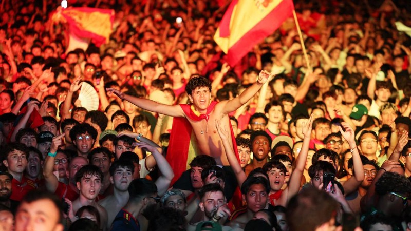 Suporter merayakan kemenangan Spanyol atas Argentina pada final Piala Dunia FIFA 2026 di Barcelona, Spanyol, Minggu (19/7/2026).