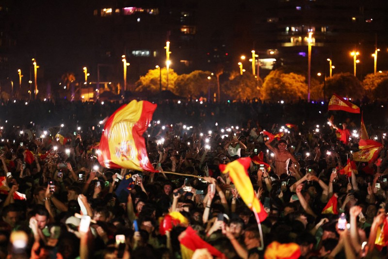 Suporter merayakan kemenangan Spanyol atas Argentina pada final Piala Dunia FIFA 2026 di Barcelona, Spanyol, Minggu (19/7/2026). (REUTERS/Nacho Doce)