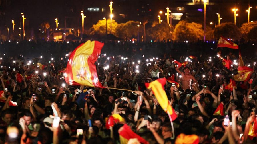 Suporter merayakan kemenangan Spanyol atas Argentina pada final Piala Dunia FIFA 2026 di Barcelona, Spanyol, Minggu (19/7/2026). (REUTERS/Nacho Doce)
