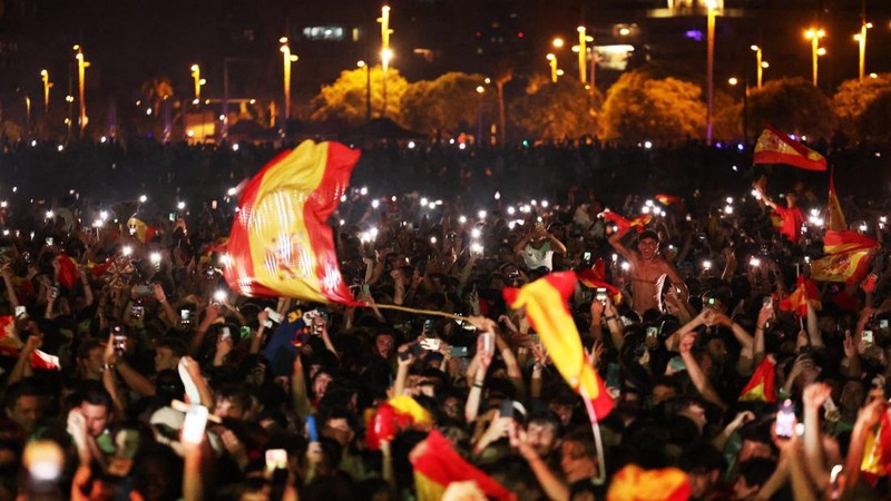 Suporter merayakan kemenangan Spanyol atas Argentina pada final Piala Dunia FIFA 2026 di Barcelona, Spanyol, Minggu (19/7/2026). (REUTERS/Nacho Doce)