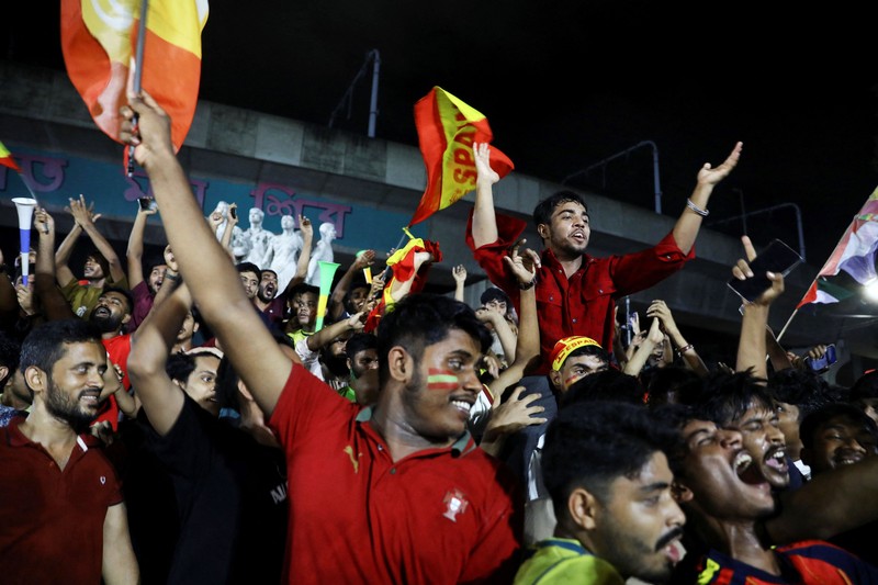 Suporter merayakan kemenangan Spanyol atas Argentina pada final Piala Dunia FIFA 2026 di Barcelona, Spanyol, Minggu (19/7/2026). (REUTERS/Nacho Doce)