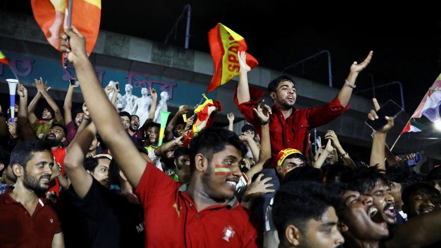 Suporter merayakan kemenangan Spanyol atas Argentina pada laga final Piala Dunia FIFA 2026 di Dhaka, Bangladesh, Senin (20/7/2026).