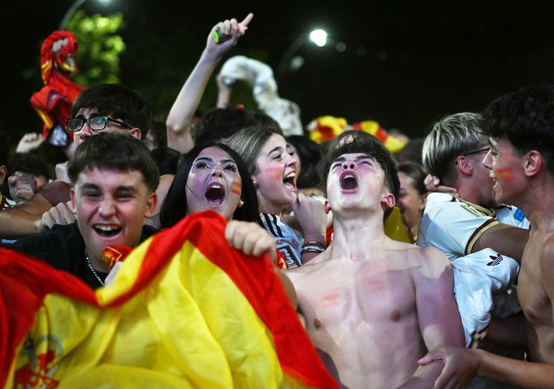 Suporter merayakan kemenangan Spanyol atas Argentina pada final Piala Dunia FIFA 2026 di Barcelona, Spanyol, Minggu (19/7/2026). (REUTERS/Nacho Doce)