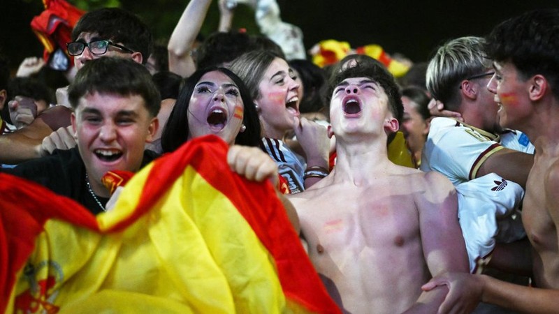 Suporter Spanyol merayakan gol pertama saat menyaksikan laga final Piala Dunia FIFA 2026 melawan Argentina di kampung halaman Lamine Yamal, Rocafonda, Spanyol, Minggu (19/7/2026).