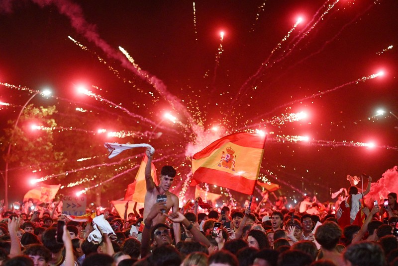Suporter merayakan kemenangan Spanyol atas Argentina pada final Piala Dunia FIFA 2026 di Barcelona, Spanyol, Minggu (19/7/2026). (REUTERS/Nacho Doce)