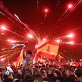 Suporter Spanyol merayakan gol pertama saat menyaksikan laga final Piala Dunia FIFA 2026 melawan Argentina di kampung halaman Lamine Yamal, Rocafonda, Spanyol, Minggu (19/7/2026). (REUTERS/Lorena Sopena)