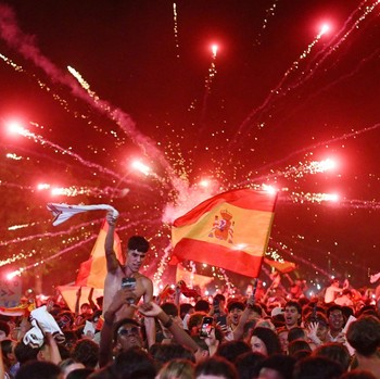 Suporter Spanyol merayakan gol pertama saat menyaksikan laga final Piala Dunia FIFA 2026 melawan Argentina di kampung halaman Lamine Yamal, Rocafonda, Spanyol, Minggu (19/7/2026). (REUTERS/Lorena Sopena)
