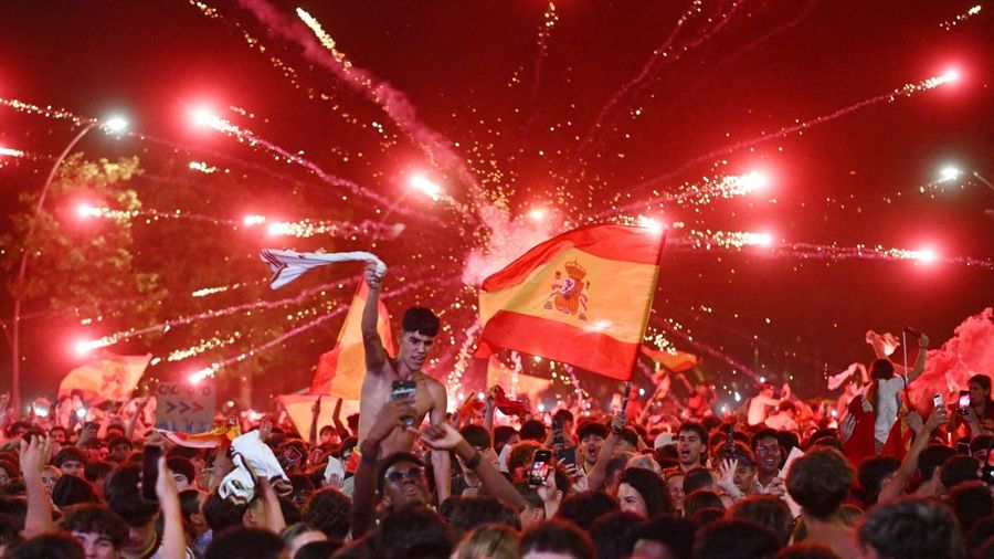 Suporter Spanyol merayakan gol pertama saat menyaksikan laga final Piala Dunia FIFA 2026 melawan Argentina di kampung halaman Lamine Yamal, Rocafonda, Spanyol, Minggu (19/7/2026).