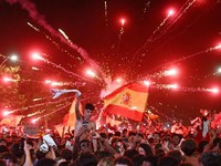Suporter Spanyol merayakan gol pertama saat menyaksikan laga final Piala Dunia FIFA 2026 melawan Argentina di kampung halaman Lamine Yamal, Rocafonda, Spanyol, Minggu (19/7/2026). (REUTERS/Lorena Sopena)