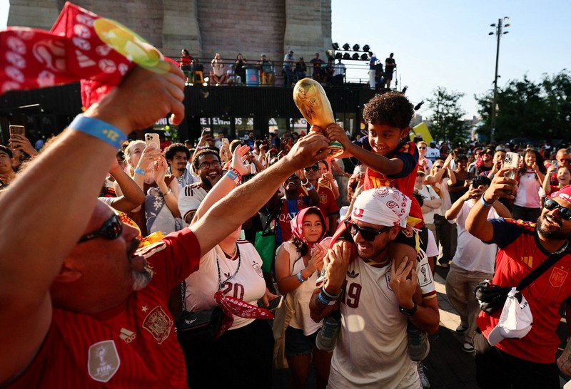 Suporter merayakan kemenangan Spanyol atas Argentina pada final Piala Dunia FIFA 2026 di Barcelona, Spanyol, Minggu (19/7/2026). (REUTERS/Nacho Doce)