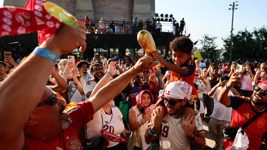 Suporter Spanyol merayakan kemenangan atas Argentina pada final Piala Dunia FIFA 2026 dalam pesta kemenangan di Brooklyn Bridge Park, New York City, Amerika Serikat, Minggu (19/7/2026).