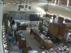 Aksi Maling Gasak Proyektor di SD Mojorejo 1 Sragen Terekam CCTV