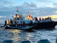 Upaya penyelamatan terus berlanjut setelah MV Barima, sebuah feri yang mengangkut penumpang, terbalik di lepas pantai Guyana di Amerika Selatan, dalam gambar yang dirilis pada 19 Juli 2026 ini. (Bishop Juan Edghill/Handout via REUTERS)