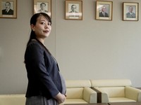 Wali Kota Yawata, Shoko Kawata, berpose untuk foto di depan potret mantan wali kota Yawata di Balai Kota Yawata, Yawata, Prefektur Kyoto, Jepang, 17 Juli 2026. (REUTERS/Joseph Campbell)