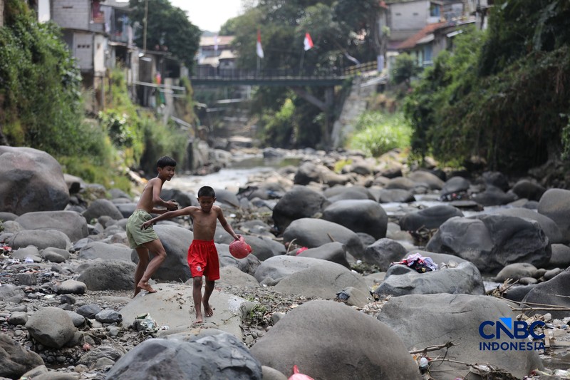 Debit air Sungai Ciliwung di wilayah Kelurahan Babakan Pasar, Kota Bogor, Jawa Barat, Selasa (21/7/2026) mengalami penyusutan seiring berkurangnya intensitas hujan pada musim kemarau. (CNBC Indonesia/Tri Susilo)