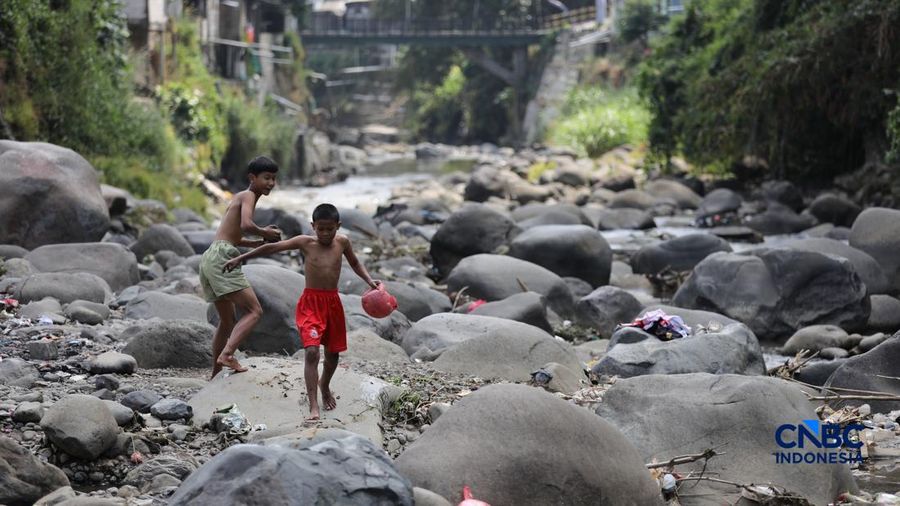 Debit air Sungai Ciliwung di wilayah Kelurahan Babakan Pasar, Kota Bogor, Jawa Barat, Selasa (21/7/2026) mengalami penyusutan seiring berkurangnya intensitas hujan pada musim kemarau. (CNBC Indonesia/Tri Susilo)