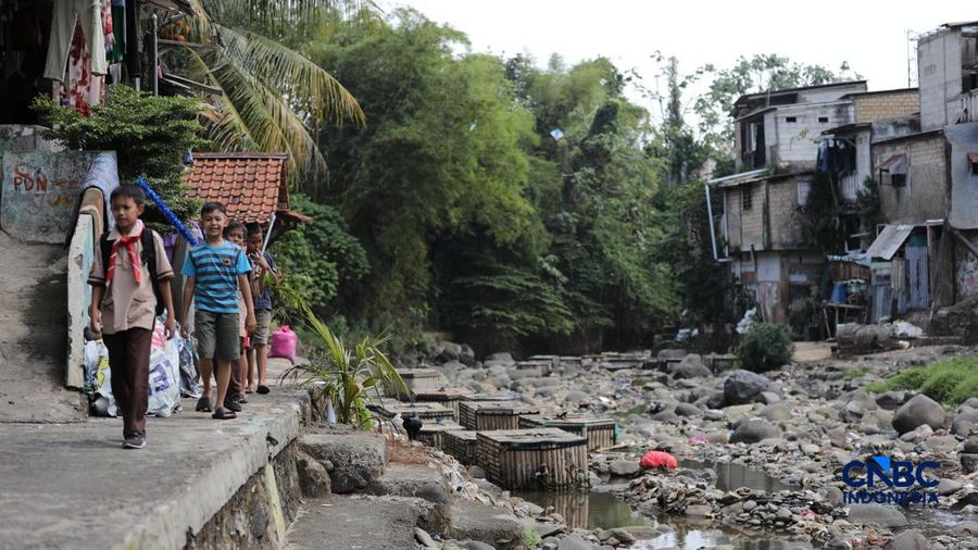 Debit air Sungai Ciliwung di wilayah Kelurahan Babakan Pasar, Kota Bogor, Jawa Barat, Selasa (21/7/2026) mengalami penyusutan seiring berkurangnya intensitas hujan pada musim kemarau. (CNBC Indonesia/Tri Susilo)