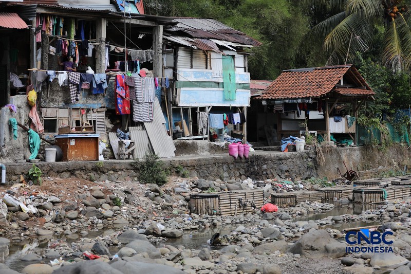 Debit air Sungai Ciliwung di wilayah Kelurahan Babakan Pasar, Kota Bogor, Jawa Barat, Selasa (21/7/2026) mengalami penyusutan seiring berkurangnya intensitas hujan pada musim kemarau. (CNBC Indonesia/Tri Susilo)