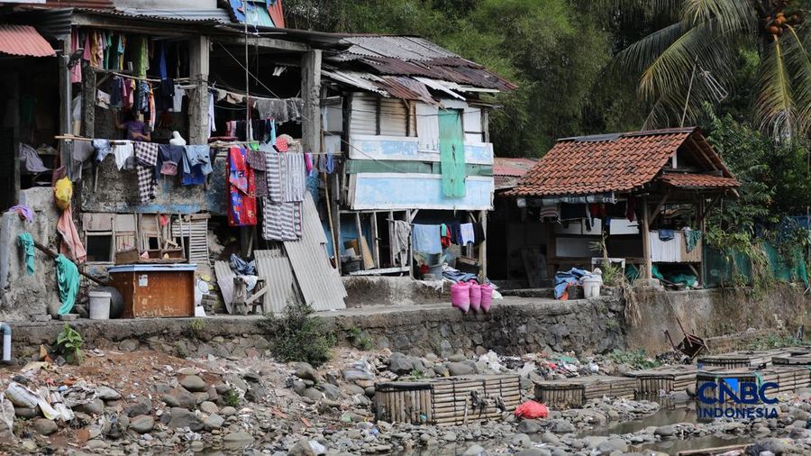 Debit air Sungai Ciliwung di wilayah Kelurahan Babakan Pasar, Kota Bogor, Jawa Barat, Selasa (21/7/2026) mengalami penyusutan seiring berkurangnya intensitas hujan pada musim kemarau. (CNBC Indonesia/Tri Susilo)
