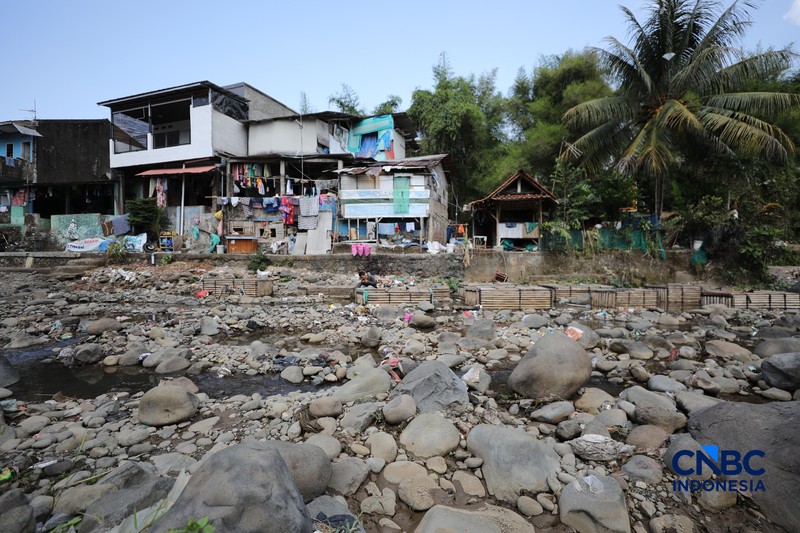 Debit air Sungai Ciliwung di wilayah Kelurahan Babakan Pasar, Kota Bogor, Jawa Barat, Selasa (21/7/2026) mengalami penyusutan seiring berkurangnya intensitas hujan pada musim kemarau. (CNBC Indonesia/Tri Susilo)