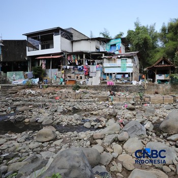 Penampakan Air Sungai Ciliwung Hilang Misterius, Berubah Bak Daratan