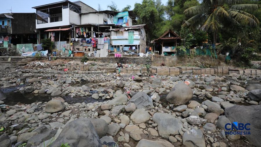 Debit air Sungai Ciliwung di wilayah Kelurahan Babakan Pasar, Kota Bogor, Jawa Barat, Selasa (21/7/2026) mengalami penyusutan seiring berkurangnya intensitas hujan pada musim kemarau. (CNBC Indonesia/Tri Susilo)